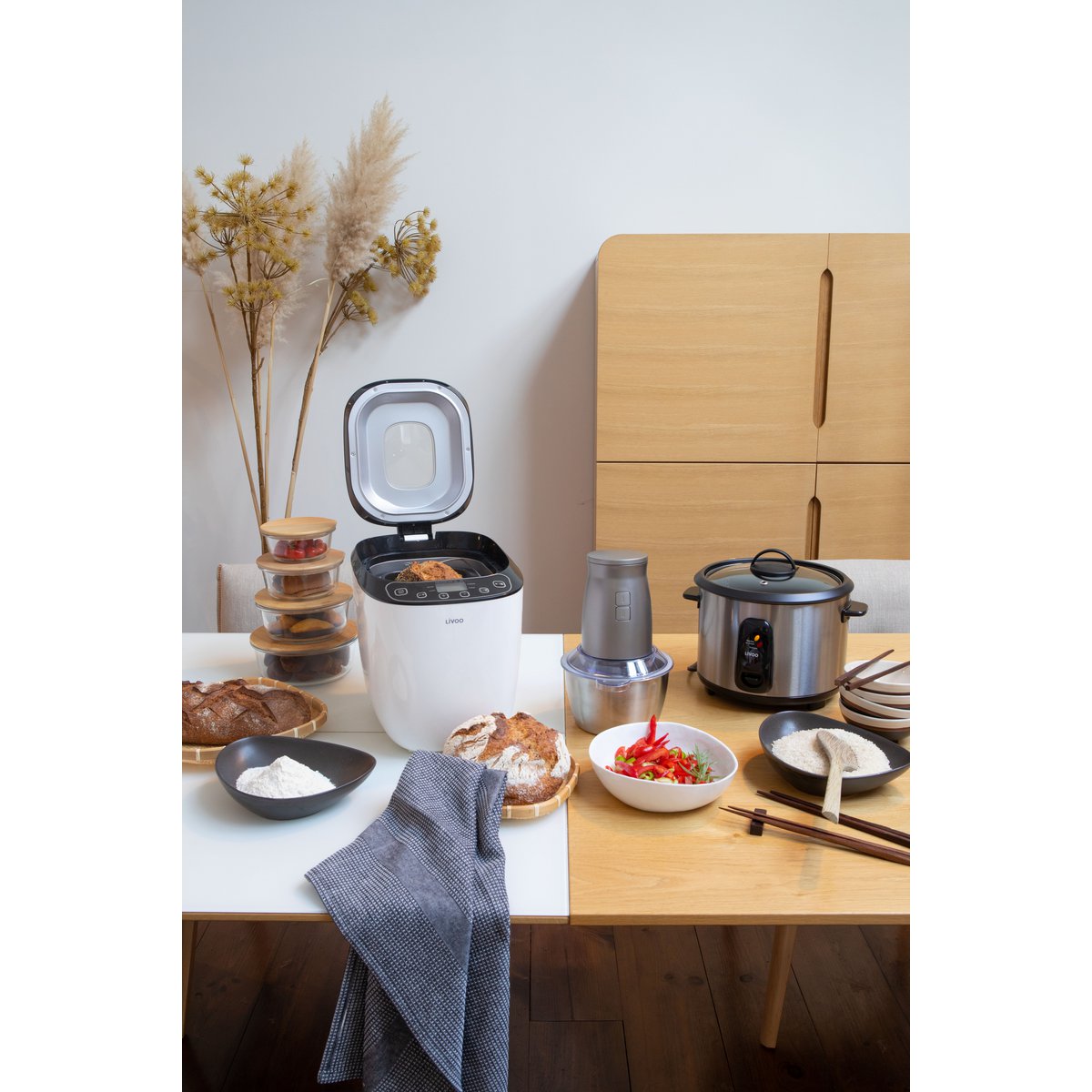 Livoo hakmolen DOP237 sfeerbeeld op tafel keuken interieur