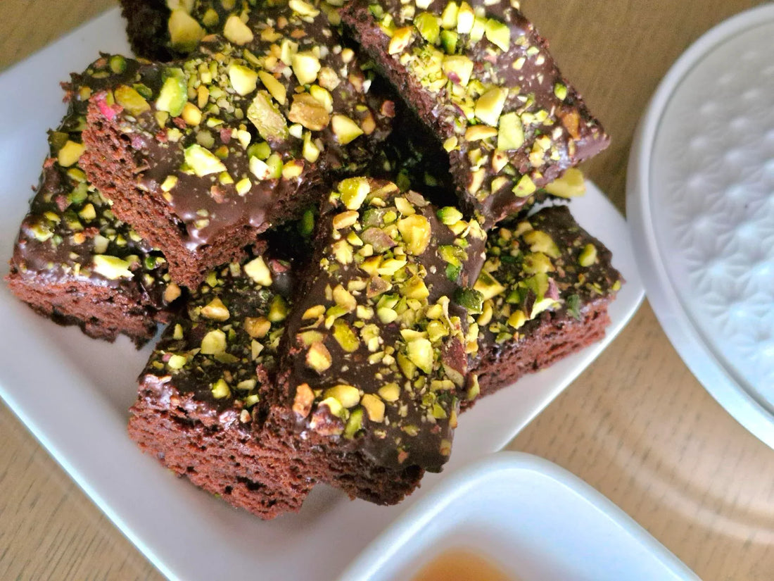 Perfecte zelfgemaakte brownies met pistache in metalen bakvorm - fudgy textuur met knapperige korst