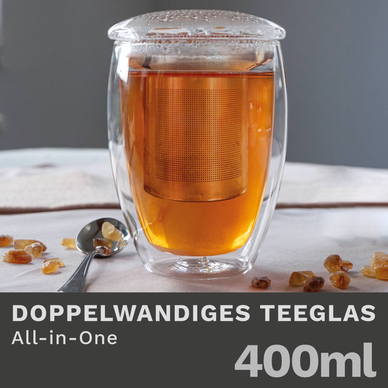 Creano dubbelwandig theeglas 400 ml met RVS zeef en glazen deksel gevuld met thee