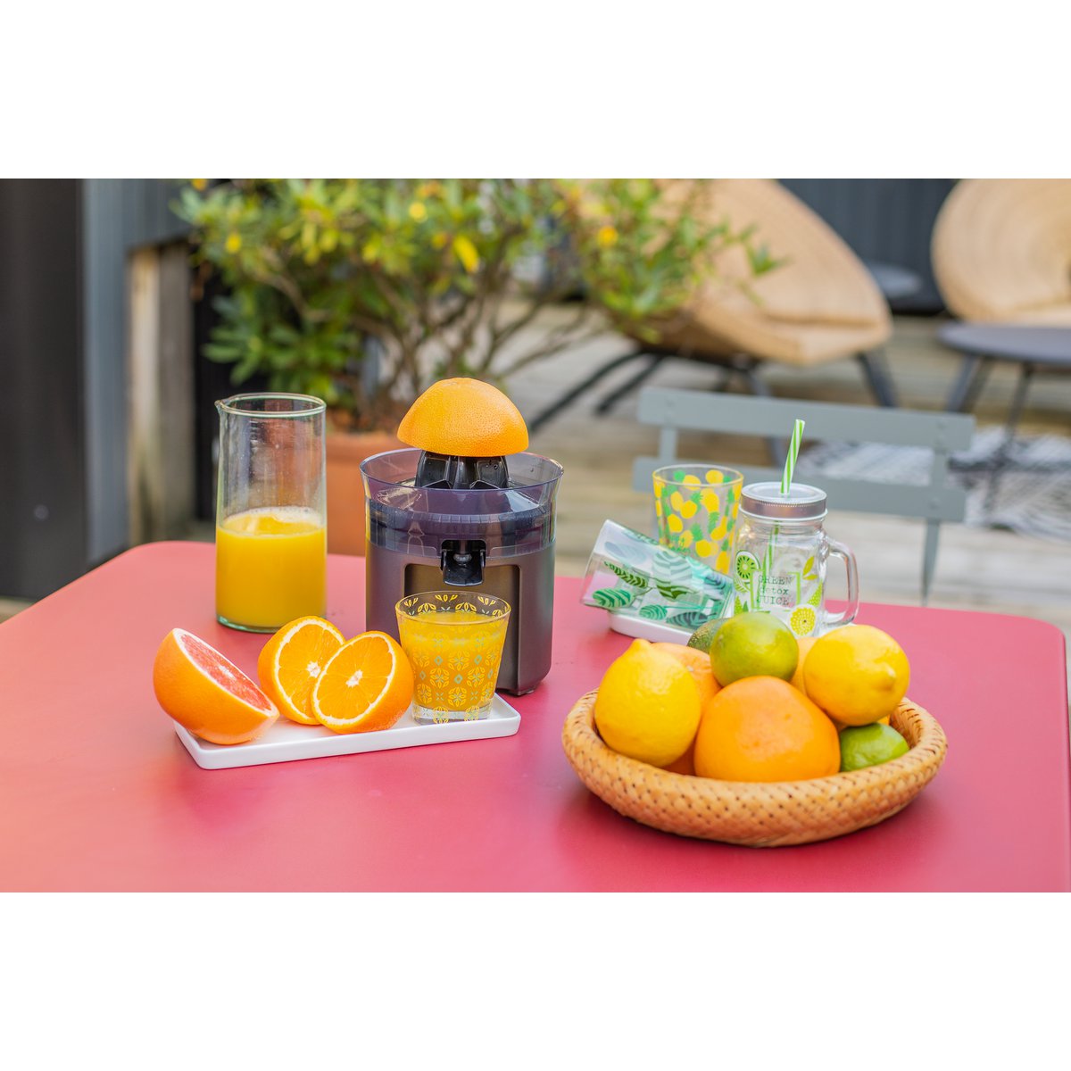 Citruspers elektrisch met verse citrusvruchten en sap Livoo