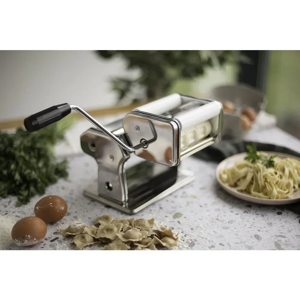 Livoo pasta machine verse pasta maken aanrecht kruiden eieren keuken sfeerbeeld