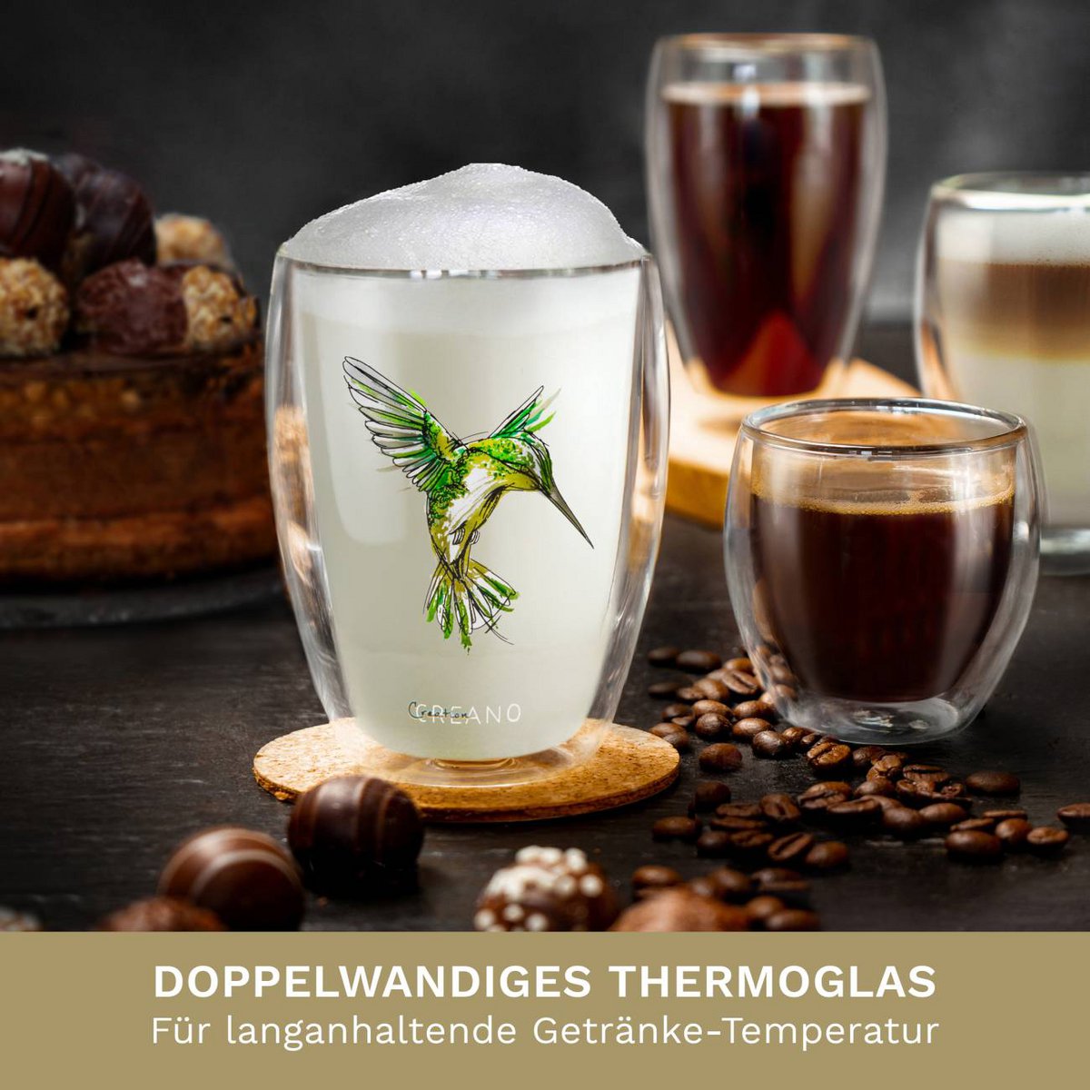 Creano dubbelwandige glazen gevuld met melk, koffie en latte macchiato met koffiebonen en pralines verspreid rondom
