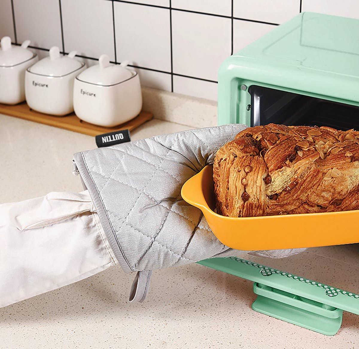 Quttin ovenwanten in gebruik bij oven – hittebescherming keuken.