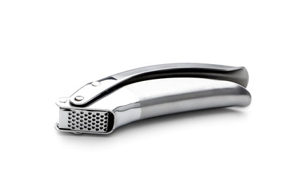 Karl Weis knoflookpers roestvrij staal ergonomische handgrepen hoogglans satijn afwerking 17,5 cm - onderaanzicht.