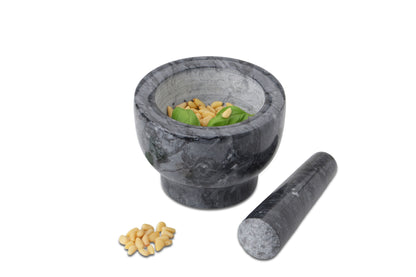 Karl Weis granieten vijzel in gebruik voor het malen van verse kruiden - pesto en specerijen maken
