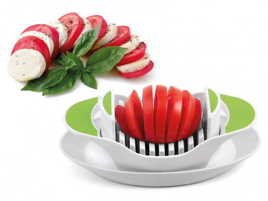 Karl Weis tomatensnijder wit groen met gesneden tomaat en mozzarella caprese salade

