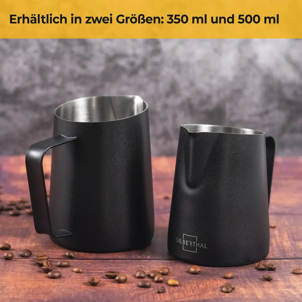 Twee zwarte Silberthal RVS melkkannen voor latte art in de formaten 350 en 500 ml.