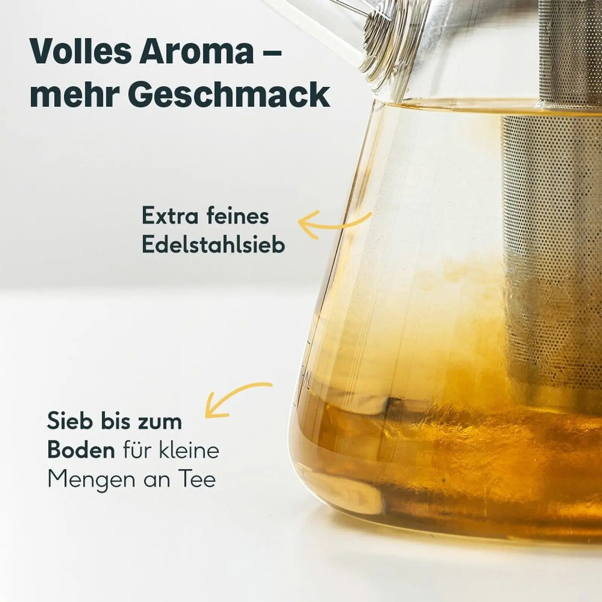 Detail van het fijnmazige RVS theefilter in de glazen theepot
