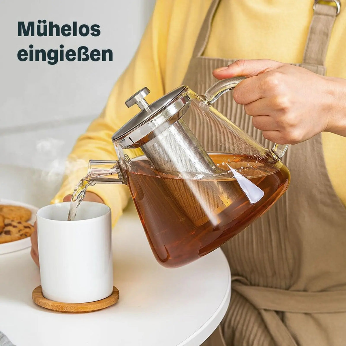 Thee inschenken uit de Silberthal glazen theepot
