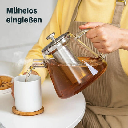 Thee inschenken uit de Silberthal glazen theepot
