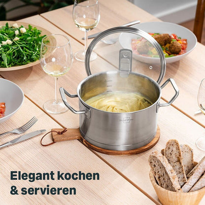 Kookpot RVS met deksel serveren op tafel gevuld met eten Silberthal