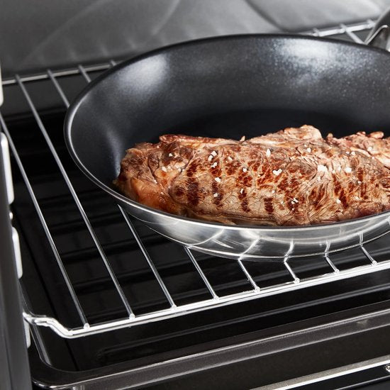 Tefal Infinite koekenpan 24 cm perfect dichtgeschroeid vlees rooster sfeerbeeld.