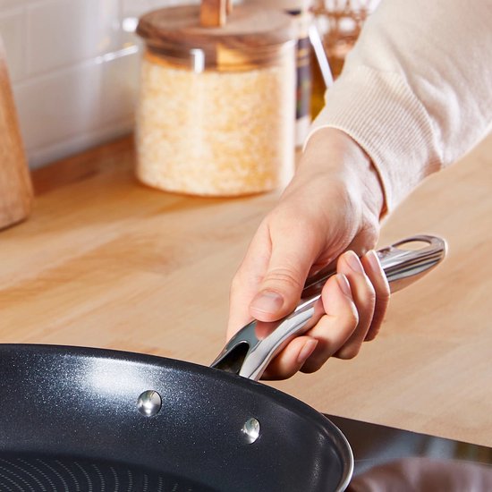 Tefal Infinite koekenpan geklonken roestvrijstalen handgreep ovenbestendig 210 graden.