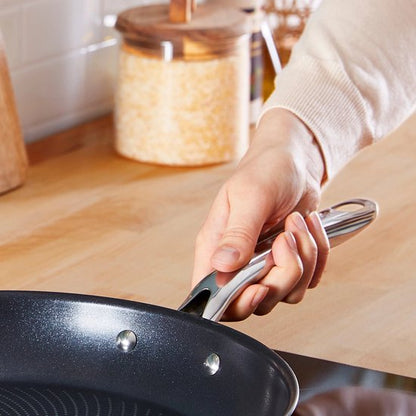 Tefal Infinite koekenpan geklonken roestvrijstalen handgreep ovenbestendig 210 graden.