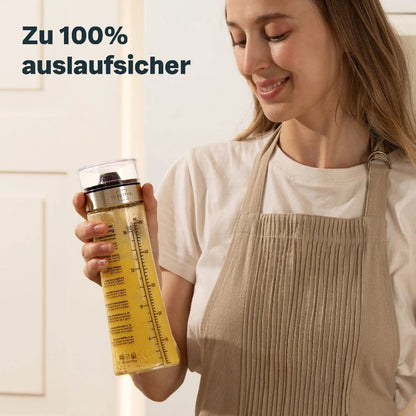 Vrouw schudt een afgesloten Silberthal dressingmixer om de ingrediënten te mengen.