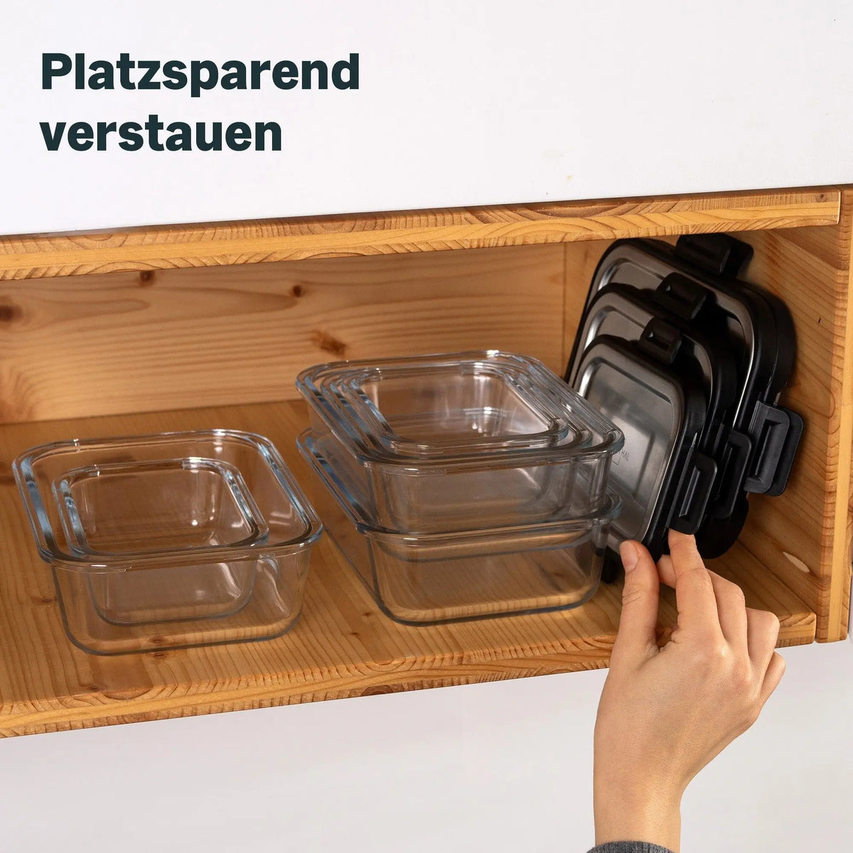 Silberthal glazen bewaarbakjes in elkaar opgeborgen in een keukenkast, met de RVS deksels ernaast.