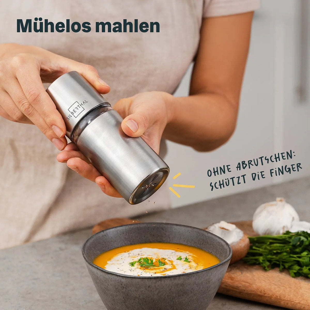 Verse nootmuskaat malen boven een gerecht met de Silberthal RVS nootmuskaatmolen

