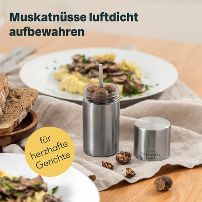 Silberthal nootmuskaatmolen met opbergvak voor hele nootmuskaten naast een bereid gerecht
