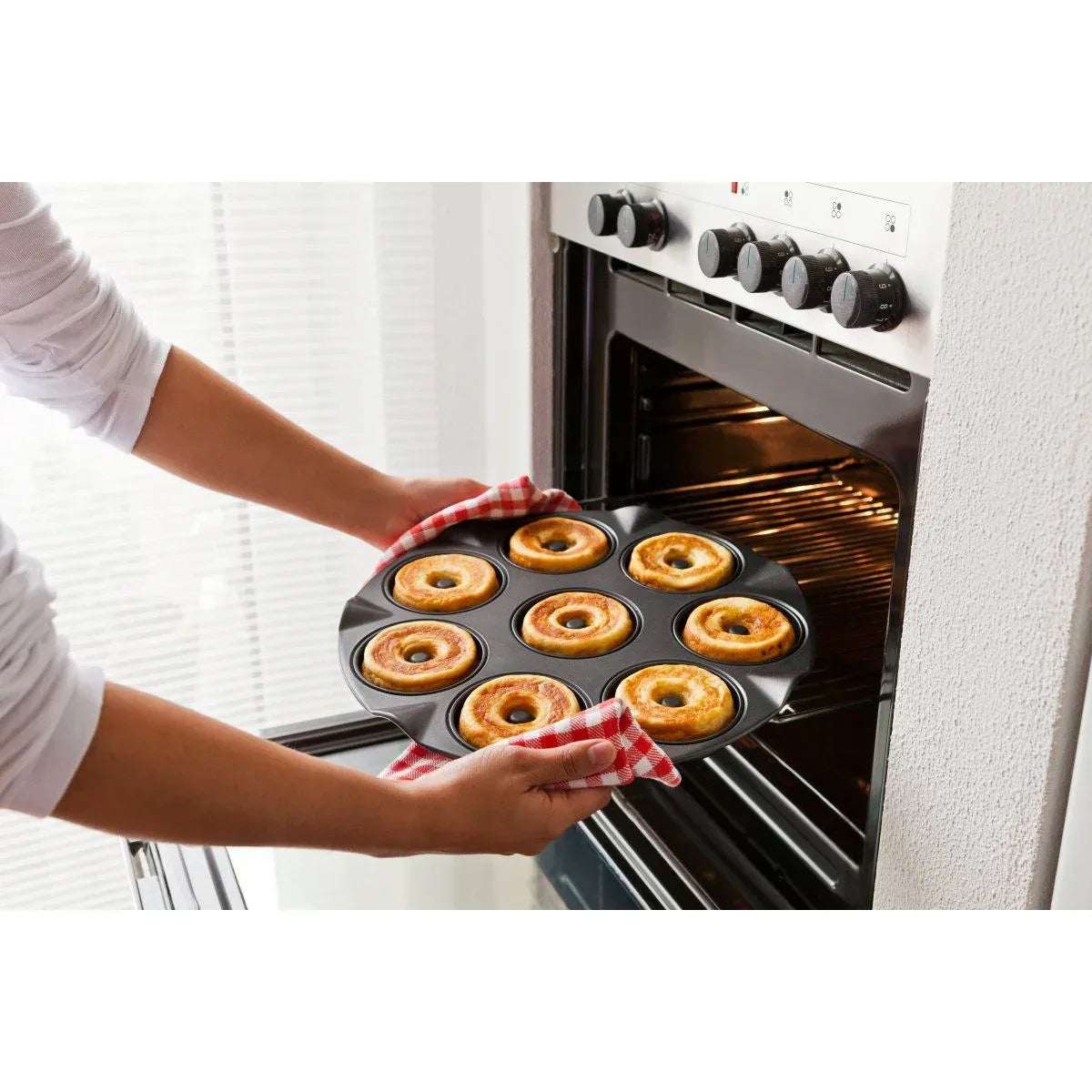 Maak heerlijke donuts met de Zenker Donutvorm - 8 holtes - Dahomy.nl
