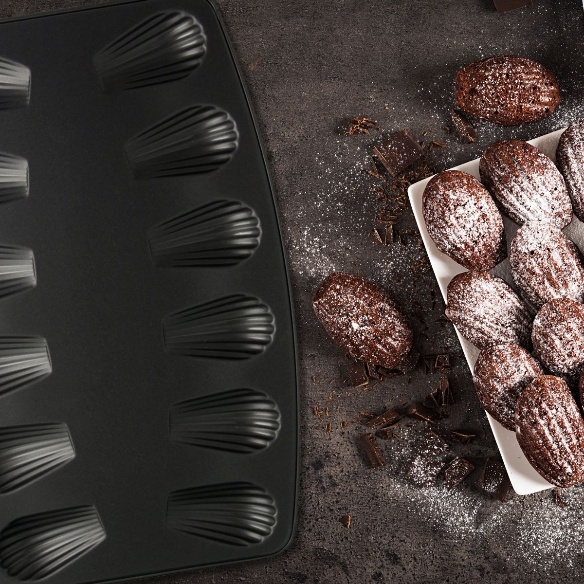 Zenker madeleinevorm met perfecte madeleines goudbruin gebakken
