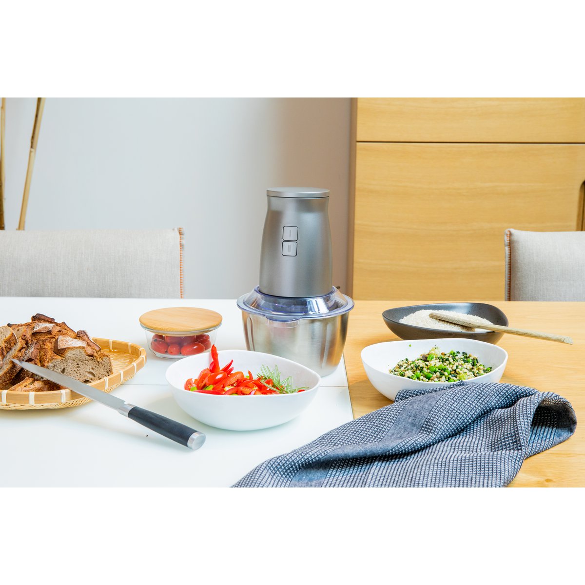 Livoo DOP237 hakmolen sfeerbeeld keuken keukentafel eettafel
