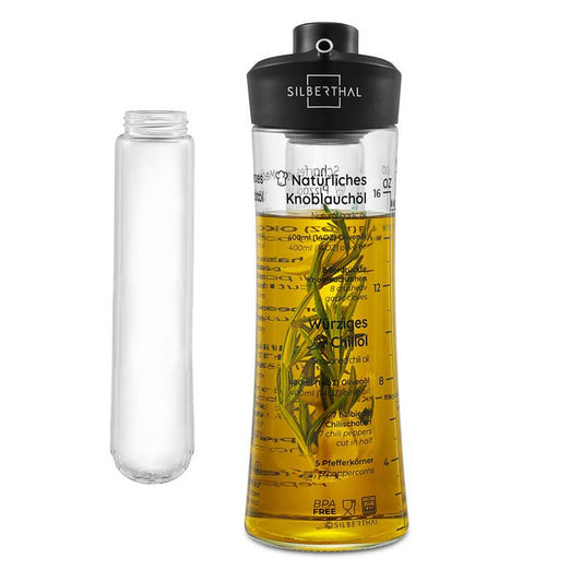Silberthal glazen oliefles 500 ml met zwarte schenktuit, gevuld met olie en kruiden, met los glazen filter ernaast.
