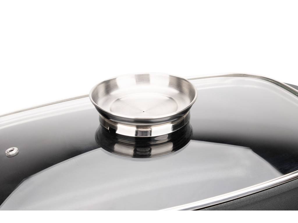 Close-up van rechthoekige braadpan met antiaanbaklaag en handvat