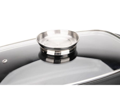 Close-up van rechthoekige braadpan met antiaanbaklaag en handvat