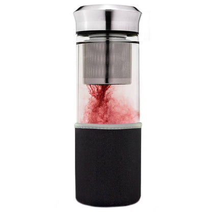 Close-up Creano Teamaker met roze fruitthee en zichtbare roestvrijstalen zeef
