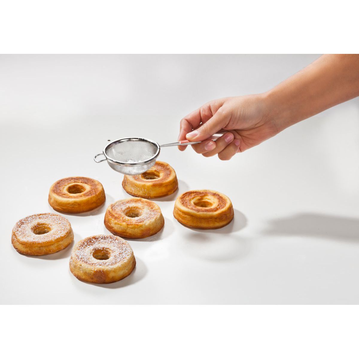 Zenker donutvorm gebakken donuts bestrooid met poedersuiker

