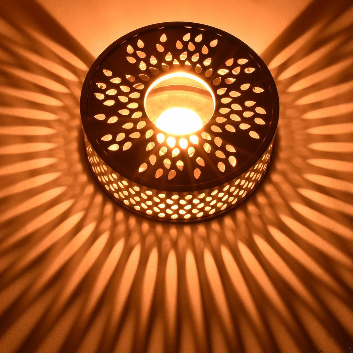 Creano warmer met druppelvormige gaten en elegant schaduwspel

