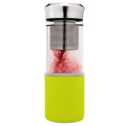 Close-up Creano groene Teamaker met roze fruitthee en zichtbare roestvrijstalen zeef
