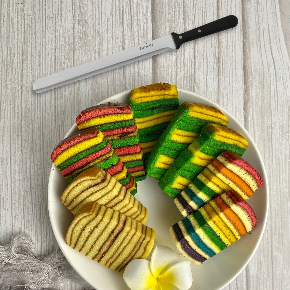 Zenker taartmes in gebruik voor het snijden van taartlagen